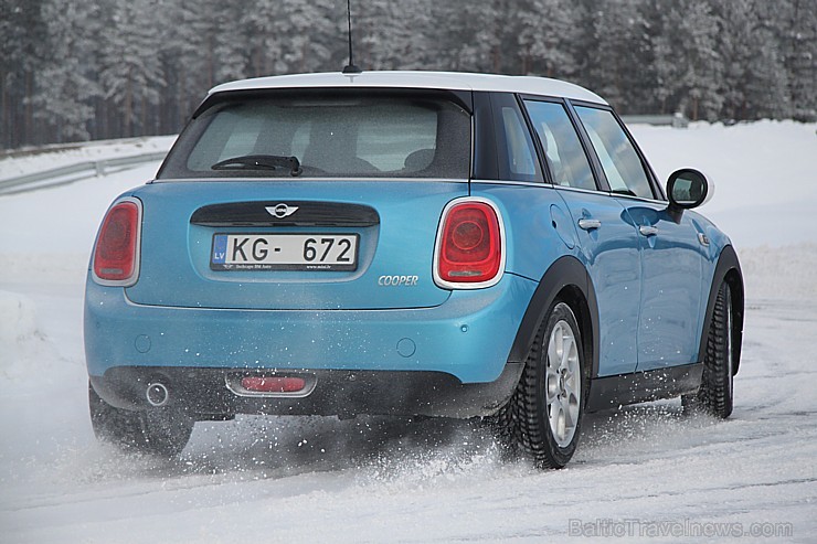 Travelnews.lv redakcija 23.01.2016 ar Mini.lv atbalstu testē Mini modeļus autosporta trasē «333» ziemas apstākļos Travelnews.lv redakcija 23.01.2016 ar Mini.lv atbalstu testē Mini modeļus autosporta trasē «333» ziemas apstākļos 167750