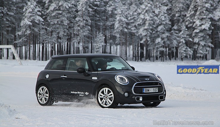 Travelnews.lv redakcija 23.01.2016 ar Mini.lv atbalstu testē Mini modeļus autosporta trasē «333» ziemas apstākļos Travelnews.lv redakcija 23.01.2016 ar Mini.lv atbalstu testē Mini modeļus autosporta trasē «333» ziemas apstākļos 167752