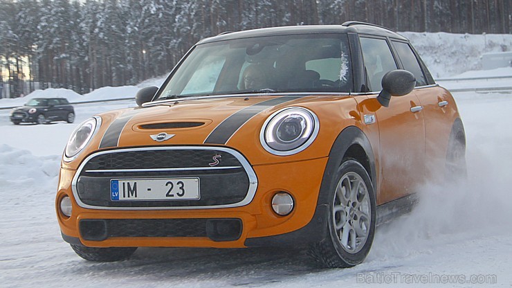 Travelnews.lv redakcija 23.01.2016 ar Mini.lv atbalstu testē Mini modeļus autosporta trasē «333» ziemas apstākļos Travelnews.lv redakcija 23.01.2016 ar Mini.lv atbalstu testē Mini modeļus autosporta trasē «333» ziemas apstākļos 167754