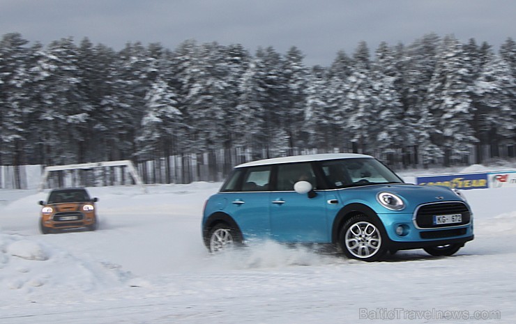 Travelnews.lv redakcija 23.01.2016 ar Mini.lv atbalstu testē Mini modeļus autosporta trasē «333» ziemas apstākļos Travelnews.lv redakcija 23.01.2016 ar Mini.lv atbalstu testē Mini modeļus autosporta trasē «333» ziemas apstākļos 167756
