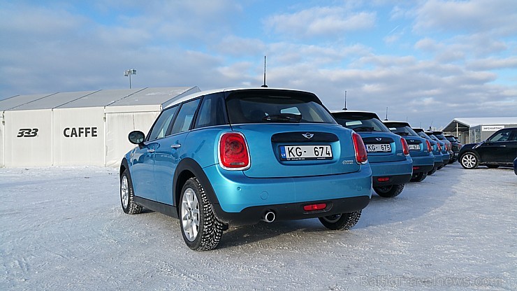 Travelnews.lv redakcija 23.01.2016 ar Mini.lv atbalstu testē Mini modeļus autosporta trasē «333» ziemas apstākļos Travelnews.lv redakcija 23.01.2016 ar Mini.lv atbalstu testē Mini modeļus autosporta trasē «333» ziemas apstākļos 167757