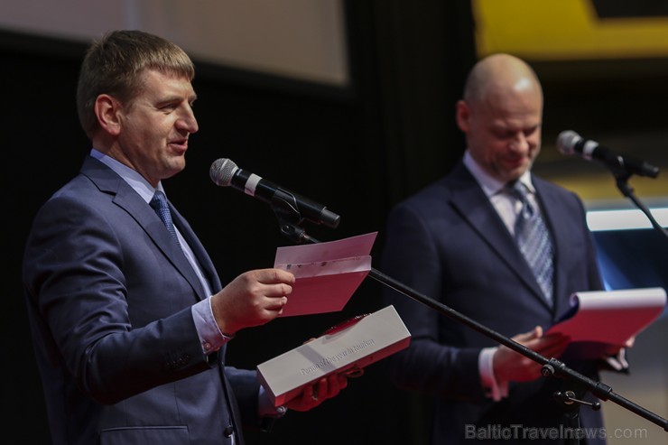 Balvu nominācijai «Par ievērojamu ieguldījumu tūrisma attīstībā» pasniedz BalticTravelnews.com direktors Aivars Mackevičs Balvu nominācijai «Par ievērojamu ieguldījumu tūrisma attīstībā» pasniedz BalticTravelnews.com direktors Aivars Mackevičs 168384