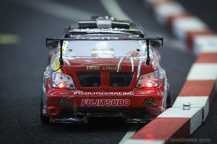 Radiovadāmo automodeļu drifts ir izsmalcināts sporta veids, kur 1:10 mēroga automašīnas tiek attālināti vadītas kontrolētā sānslīdē, ievērojot trajekt Radiovadāmo automodeļu drifts ir izsmalcināts sporta veids, kur 1:10 mēroga automašīnas tiek attālināti vadītas kontrolētā sānslīdē, ievērojot trajekt 169501