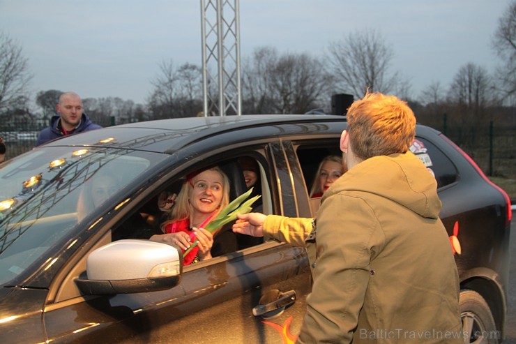 Populārais «Sieviešu dienas rallijs 2016» pulcē 5.03.2016 divās Latvijas starta pilsētās - Dobelē un Valmierā rekordlielu dalībnieču skaitu Populārais «Sieviešu dienas rallijs 2016» pulcē 5.03.2016 divās Latvijas starta pilsētās - Dobelē un Valmierā rekordlielu dalībnieču skaitu 169998