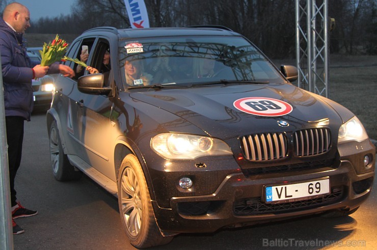 Populārais «Sieviešu dienas rallijs 2016» pulcē 5.03.2016 divās Latvijas starta pilsētās - Dobelē un Valmierā rekordlielu dalībnieču skaitu Populārais «Sieviešu dienas rallijs 2016» pulcē 5.03.2016 divās Latvijas starta pilsētās - Dobelē un Valmierā rekordlielu dalībnieču skaitu 170005