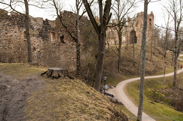 Travelnews.lv apskata iespaidīgās Livonijas ordeņa pilsdrupas Dobelē 170766