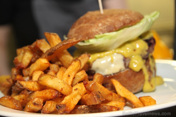 Uz Blaumaņa ielas Rīgā kopš marta vidus ir atvērusies jauna vietējo hamburgeru ēstuve «Street Burgers» Uz Blaumaņa ielas Rīgā kopš marta vidus ir atvērusies jauna vietējo hamburgeru ēstuve «Street Burgers» 170959