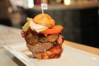 Uz Blaumaņa ielas Rīgā atvērusies jauna vietējo hamburgeru ēstuve «Street Burgers»
