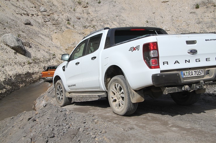 Travelnews.lv redakcija ar jauno Ford Ranger un instruktoru vadībā dodas Slovēnijas šķēršļu poligonā Travelnews.lv redakcija ar jauno Ford Ranger un instruktoru vadībā dodas Slovēnijas šķēršļu poligonā 172037