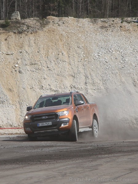 Travelnews.lv redakcija ar jauno Ford Ranger un instruktoru vadībā dodas Slovēnijas šķēršļu poligonā Travelnews.lv redakcija ar jauno Ford Ranger un instruktoru vadībā dodas Slovēnijas šķēršļu poligonā 172040