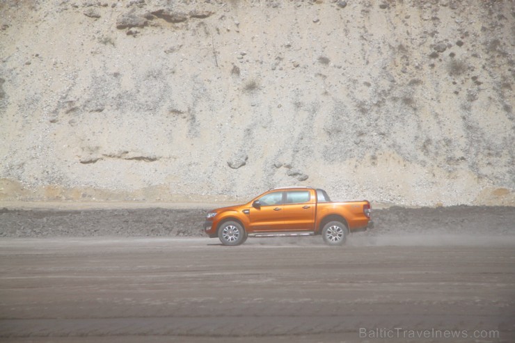 Travelnews.lv redakcija ar jauno Ford Ranger un instruktoru vadībā dodas Slovēnijas šķēršļu poligonā Travelnews.lv redakcija ar jauno Ford Ranger un instruktoru vadībā dodas Slovēnijas šķēršļu poligonā 172043