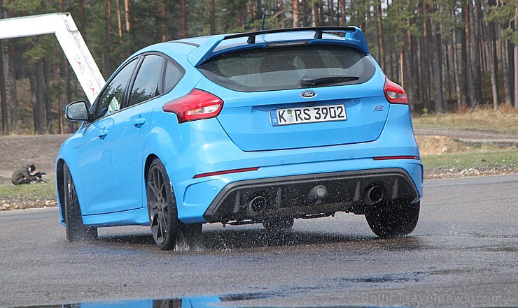 Travelnews.lv redakcija 19.04.2016 auto sporta trasē 333 cenšas savaldīt Ford Focus RS ar 350 zirgspēkiem Travelnews.lv redakcija 19.04.2016 auto sporta trasē 333 cenšas savaldīt Ford Focus RS ar 350 zirgspēkiem 172471