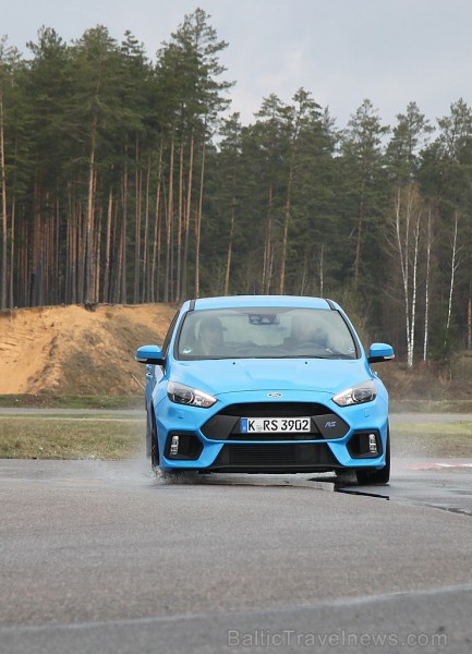 Travelnews.lv redakcija 19.04.2016 auto sporta trasē 333 cenšas savaldīt Ford Focus RS ar 350 zirgspēkiem Travelnews.lv redakcija 19.04.2016 auto sporta trasē 333 cenšas savaldīt Ford Focus RS ar 350 zirgspēkiem 172472