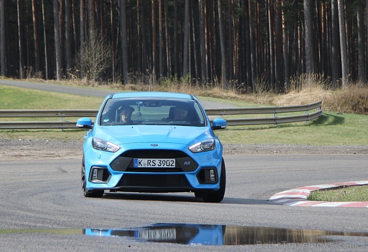 Travelnews.lv redakcija 19.04.2016 auto sporta trasē 333 cenšas savaldīt Ford Focus RS ar 350 zirgspēkiem Travelnews.lv redakcija 19.04.2016 auto sporta trasē 333 cenšas savaldīt Ford Focus RS ar 350 zirgspēkiem 172474