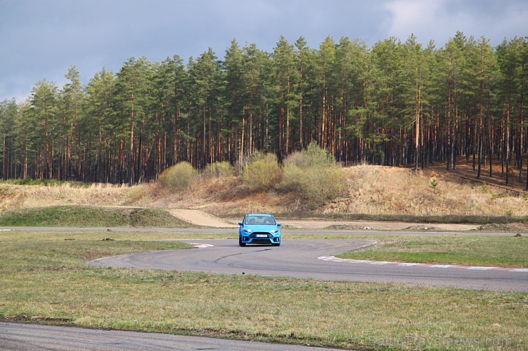 Travelnews.lv redakcija 19.04.2016 auto sporta trasē 333 cenšas savaldīt Ford Focus RS ar 350 zirgspēkiem Travelnews.lv redakcija 19.04.2016 auto sporta trasē 333 cenšas savaldīt Ford Focus RS ar 350 zirgspēkiem 172476