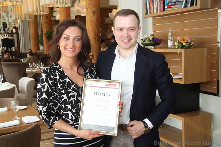 Centurion Hospitality vadītājs Didzis Grāvītis sveic pētījuma uzvarētāju - restorāna «Bibliotēka Nr.1» vadītāju Inesi Dzelmi Centurion Hospitality vadītājs Didzis Grāvītis sveic pētījuma uzvarētāju - restorāna «Bibliotēka Nr.1» vadītāju Inesi Dzelmi 172957
