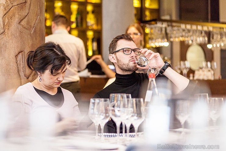 Restorānā «Melnā Bite» bauda Chablis reģiona vīnu «Domaine de Laroche» gardēžu vakariņas 173015