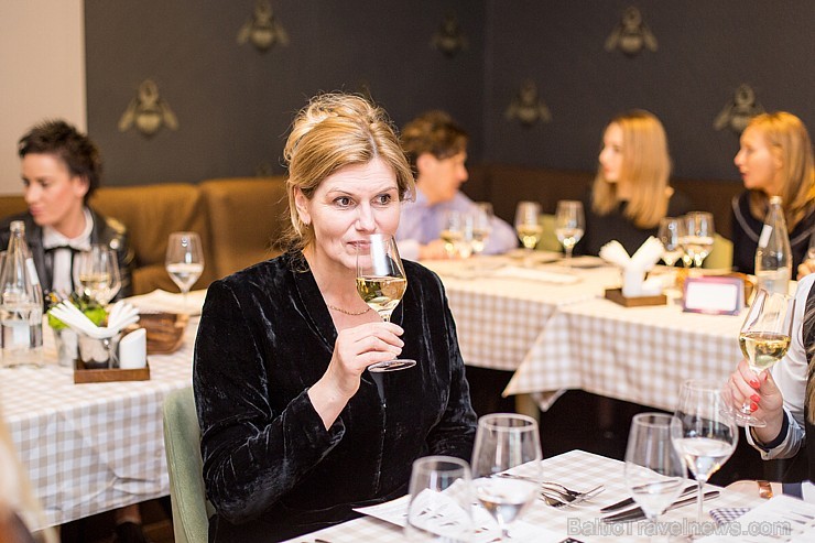 Restorānā «Melnā Bite» bauda Chablis reģiona vīnu «Domaine de Laroche» gardēžu vakariņas 173020