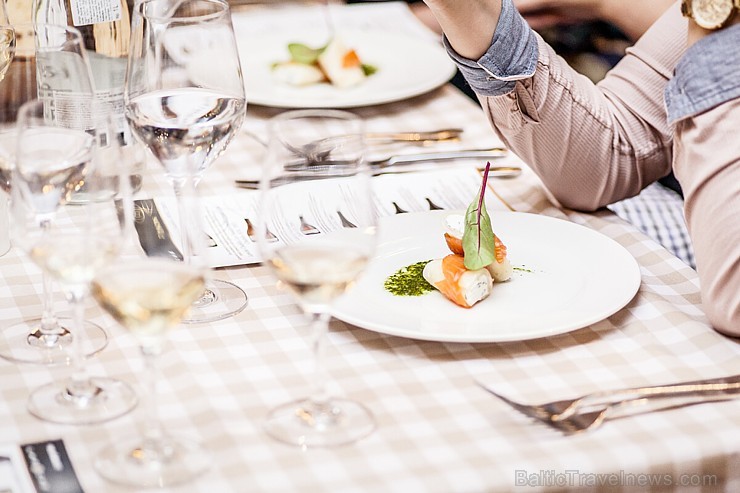 Restorānā «Melnā Bite» bauda Chablis reģiona vīnu «Domaine de Laroche» gardēžu vakariņas 173023