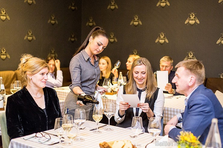 Restorānā «Melnā Bite» bauda Chablis reģiona vīnu «Domaine de Laroche» gardēžu vakariņas 173029