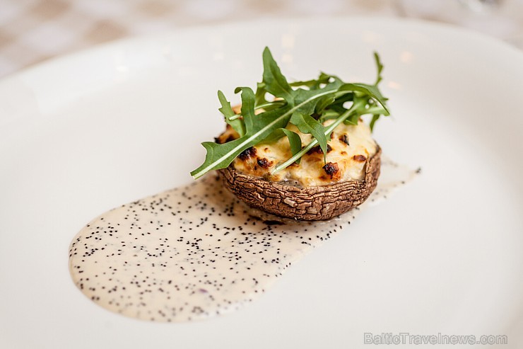 Restorānā «Melnā Bite» bauda Chablis reģiona vīnu «Domaine de Laroche» gardēžu vakariņas 173030