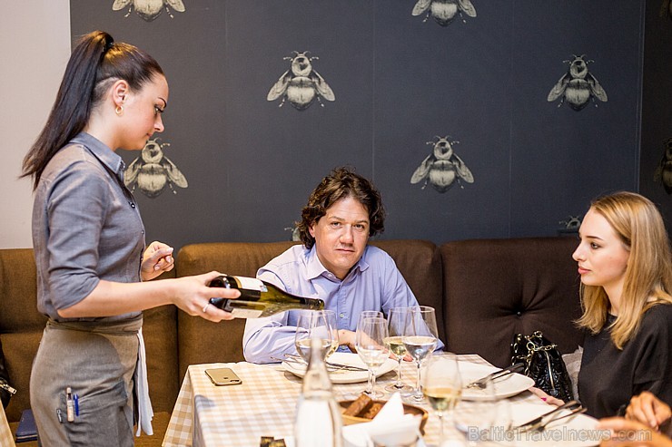 Restorānā «Melnā Bite» bauda Chablis reģiona vīnu «Domaine de Laroche» gardēžu vakariņas 173032