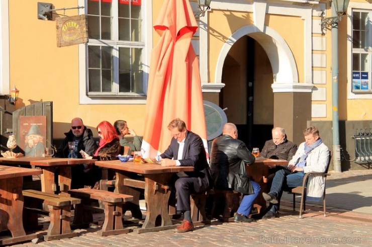 Saulainais laiks piepilda restorāna  «Taverna» terasi 173511