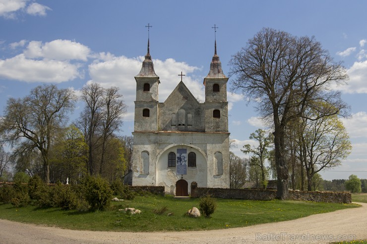 Dievnams ir apmesta ķieģeļu mūra celtne ar diviem vidēji augstiem torņiem, kuros atrodas viens 1792. gadā liets zvans Dievnams ir apmesta ķieģeļu mūra celtne ar diviem vidēji augstiem torņiem, kuros atrodas viens 1792. gadā liets zvans 174890