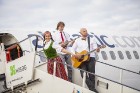 «Lido» avioreisa Rīga - Berlīne pasažierus pārsteidz ar cienastu un dzīvo mūziku