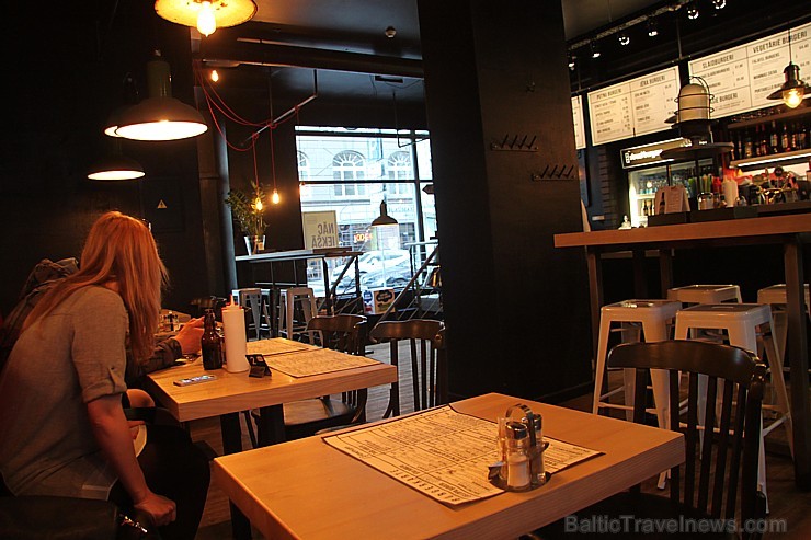 Travelnews.lv redakcija apciemoja Street Burgers un piefiksēja solījumu, ka Īsts burgers vispirms sākas ar īstu gaļu no Latvijas zemniekiem Travelnews.lv redakcija apciemoja Street Burgers un piefiksēja solījumu, ka Īsts burgers vispirms sākas ar īstu gaļu no Latvijas zemniekiem 174971