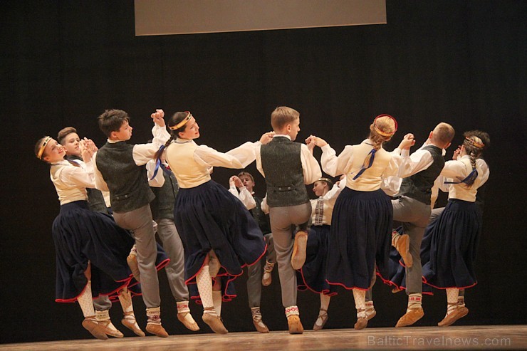 Ogres bērnu un jauniešu deju kolektīvs «Pīlādzītis» uzstājas ar atskaites programmu 175138