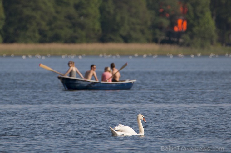 Limbažu Lielezera pludmalē paceļ Zilo karogu 175580