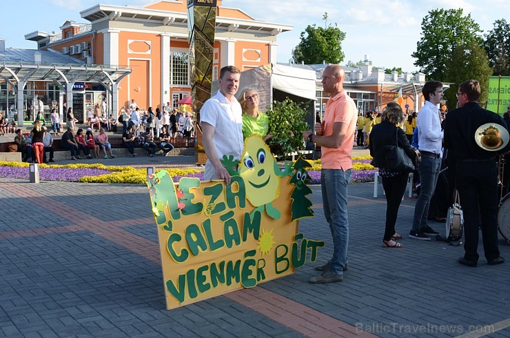 Siguldas pilsētas svētkos ikviens varēja piedalīties notikumos, kas jau izveidojušies par tradīciju, piemēram, svētku gājienā, kā arī guva pārsteigumu Siguldas pilsētas svētkos ikviens varēja piedalīties notikumos, kas jau izveidojušies par tradīciju, piemēram, svētku gājienā, kā arī guva pārsteigumu 175753