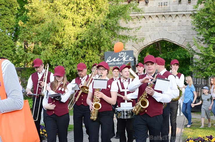 Siguldas pilsētas svētkos ikviens varēja piedalīties notikumos, kas jau izveidojušies par tradīciju, piemēram, svētku gājienā, kā arī guva pārsteigumu Siguldas pilsētas svētkos ikviens varēja piedalīties notikumos, kas jau izveidojušies par tradīciju, piemēram, svētku gājienā, kā arī guva pārsteigumu 175774