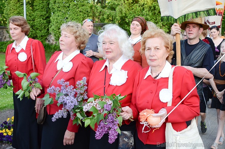 Siguldas pilsētas svētkos ikviens varēja piedalīties notikumos, kas jau izveidojušies par tradīciju, piemēram, svētku gājienā, kā arī guva pārsteigumu Siguldas pilsētas svētkos ikviens varēja piedalīties notikumos, kas jau izveidojušies par tradīciju, piemēram, svētku gājienā, kā arī guva pārsteigumu 175775