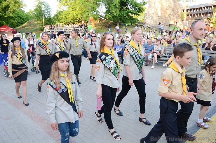 Siguldas pilsētas svētkos ikviens varēja piedalīties notikumos, kas jau izveidojušies par tradīciju, piemēram, svētku gājienā, kā arī guva pārsteigumu Siguldas pilsētas svētkos ikviens varēja piedalīties notikumos, kas jau izveidojušies par tradīciju, piemēram, svētku gājienā, kā arī guva pārsteigumu 175777