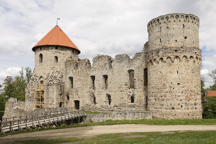 Ap 1214.gadu celtā pils sākotnēji kalpoja par Zobenbrāļu ordeņa bruņinieku dzīvesvietu, bet sava nākamā saimnieka – Vācu ordeņa – valdīšanas laikā iem Ap 1214.gadu celtā pils sākotnēji kalpoja par Zobenbrāļu ordeņa bruņinieku dzīvesvietu, bet sava nākamā saimnieka – Vācu ordeņa – valdīšanas laikā iem 176149