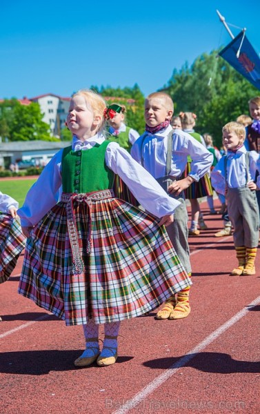 Deju lieluzvedums ir kā kamoliņš, ko koncerta gaitā pakāpeniski ritinās vaļā, izstāstot stāstu un dāvājot klātesošajiem patiesas emocijas. Deju lieluzvedums ir kā kamoliņš, ko koncerta gaitā pakāpeniski ritinās vaļā, izstāstot stāstu un dāvājot klātesošajiem patiesas emocijas. 176355