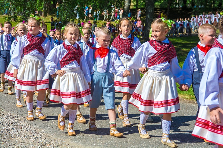 Deju lieluzvedums ir kā kamoliņš, ko koncerta gaitā pakāpeniski ritinās vaļā, izstāstot stāstu un dāvājot klātesošajiem patiesas emocijas. Deju lieluzvedums ir kā kamoliņš, ko koncerta gaitā pakāpeniski ritinās vaļā, izstāstot stāstu un dāvājot klātesošajiem patiesas emocijas. 176356