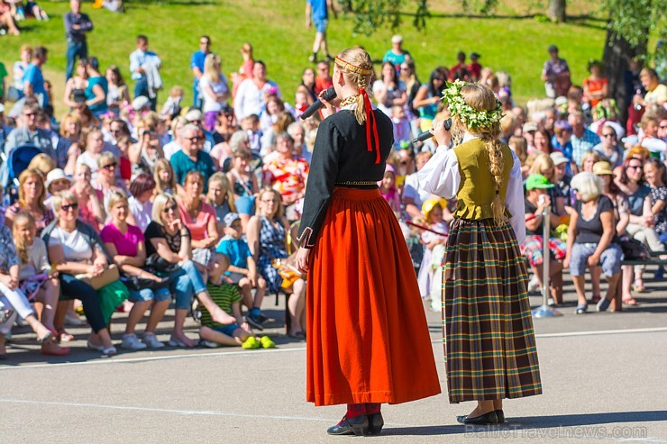 Deju lieluzvedums ir kā kamoliņš, ko koncerta gaitā pakāpeniski ritinās vaļā, izstāstot stāstu un dāvājot klātesošajiem patiesas emocijas. Deju lieluzvedums ir kā kamoliņš, ko koncerta gaitā pakāpeniski ritinās vaļā, izstāstot stāstu un dāvājot klātesošajiem patiesas emocijas. 176357