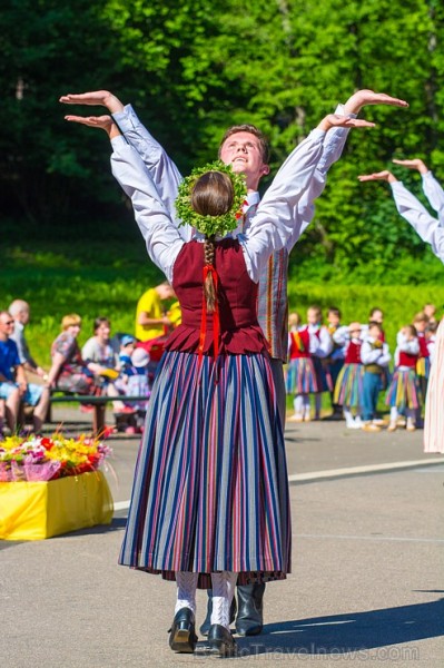 Deju lieluzvedums ir kā kamoliņš, ko koncerta gaitā pakāpeniski ritinās vaļā, izstāstot stāstu un dāvājot klātesošajiem patiesas emocijas. Deju lieluzvedums ir kā kamoliņš, ko koncerta gaitā pakāpeniski ritinās vaļā, izstāstot stāstu un dāvājot klātesošajiem patiesas emocijas. 176360