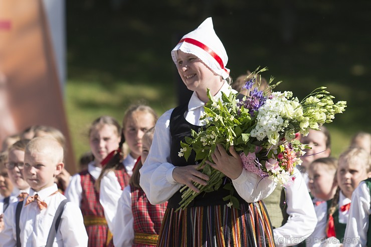 Deju lieluzvedums ir kā kamoliņš, ko koncerta gaitā pakāpeniski ritinās vaļā, izstāstot stāstu un dāvājot klātesošajiem patiesas emocijas. Deju lieluzvedums ir kā kamoliņš, ko koncerta gaitā pakāpeniski ritinās vaļā, izstāstot stāstu un dāvājot klātesošajiem patiesas emocijas. 176368