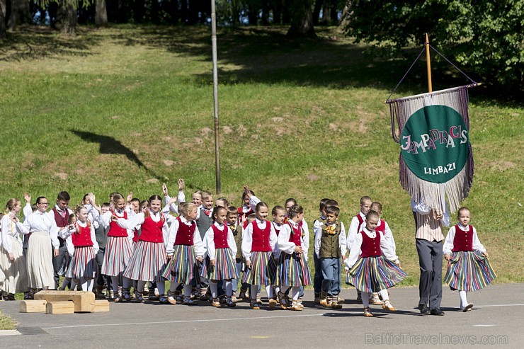 Deju lieluzvedums ir kā kamoliņš, ko koncerta gaitā pakāpeniski ritinās vaļā, izstāstot stāstu un dāvājot klātesošajiem patiesas emocijas. Deju lieluzvedums ir kā kamoliņš, ko koncerta gaitā pakāpeniski ritinās vaļā, izstāstot stāstu un dāvājot klātesošajiem patiesas emocijas. 176369