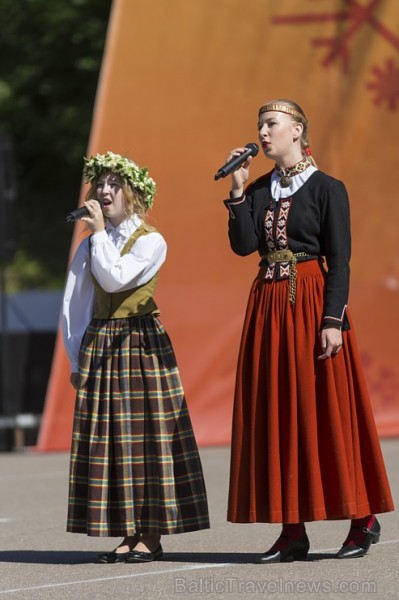 Deju lieluzvedums ir kā kamoliņš, ko koncerta gaitā pakāpeniski ritinās vaļā, izstāstot stāstu un dāvājot klātesošajiem patiesas emocijas. Deju lieluzvedums ir kā kamoliņš, ko koncerta gaitā pakāpeniski ritinās vaļā, izstāstot stāstu un dāvājot klātesošajiem patiesas emocijas. 176370