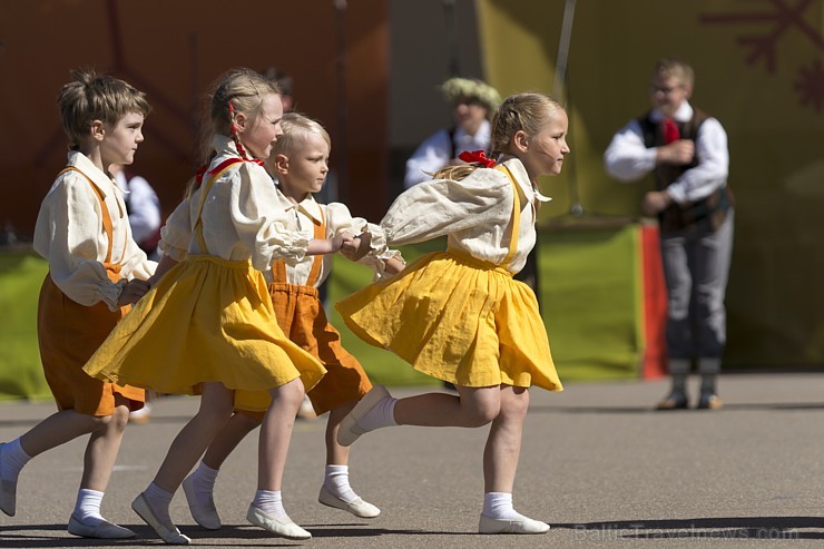 Deju lieluzvedums ir kā kamoliņš, ko koncerta gaitā pakāpeniski ritinās vaļā, izstāstot stāstu un dāvājot klātesošajiem patiesas emocijas. Deju lieluzvedums ir kā kamoliņš, ko koncerta gaitā pakāpeniski ritinās vaļā, izstāstot stāstu un dāvājot klātesošajiem patiesas emocijas. 176373