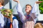 Mazie dejotāji rībina kājas deju lielkoncertā «Rakstu raksti» Limbažos