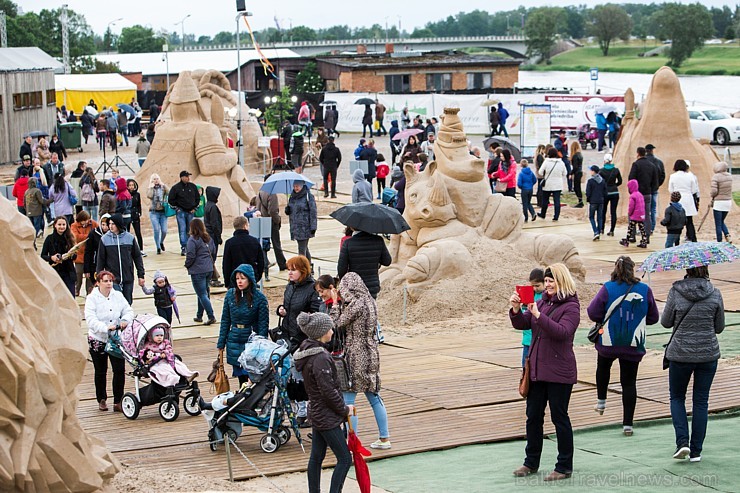 Festivālā šogad bija apskatāmas 20 skulptūras un tika izveidota arī festivāla vēsturē lielākā skulptūra, kas bija vairāk nekā 6 metrus augsta un 20 me Festivālā šogad bija apskatāmas 20 skulptūras un tika izveidota arī festivāla vēsturē lielākā skulptūra, kas bija vairāk nekā 6 metrus augsta un 20 me 176652