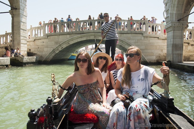 Travelnews.lv redakcija sadarbībā ar tūroperatoru Novatours dodas ekskursijā uz Venēciju, kuras laikā izbrauc ar tradicionālo gondolu Travelnews.lv redakcija sadarbībā ar tūroperatoru Novatours dodas ekskursijā uz Venēciju, kuras laikā izbrauc ar tradicionālo gondolu 176678