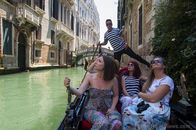 Travelnews.lv redakcija sadarbībā ar tūroperatoru Novatours dodas ekskursijā uz Venēciju, kuras laikā izbrauc ar tradicionālo gondolu Travelnews.lv redakcija sadarbībā ar tūroperatoru Novatours dodas ekskursijā uz Venēciju, kuras laikā izbrauc ar tradicionālo gondolu 176684
