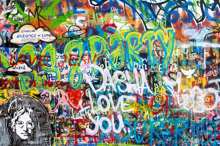 Mūzikas faniem noteikti patiks pašā pilsētas centrā, netālu no Kārļa tilta esošais memoriāls – grafiti apgleznota siena, kas veltīta Džonam Lenonam. U Mūzikas faniem noteikti patiks pašā pilsētas centrā, netālu no Kārļa tilta esošais memoriāls – grafiti apgleznota siena, kas veltīta Džonam Lenonam. U 177124